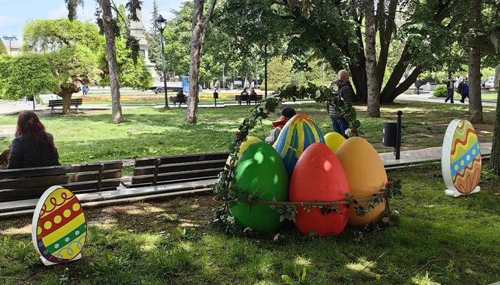 Художници изрисуваха шарени яйца за украса на центъра