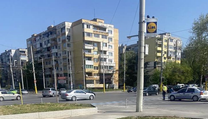 Някои от потребителите във Facebook се притесняват за безопасността на пътния полицай, а други се усъмниха в компетентността му