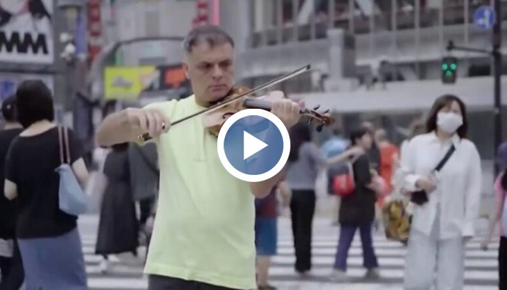 Васко Василев свири на пешеходна пътека в Токио