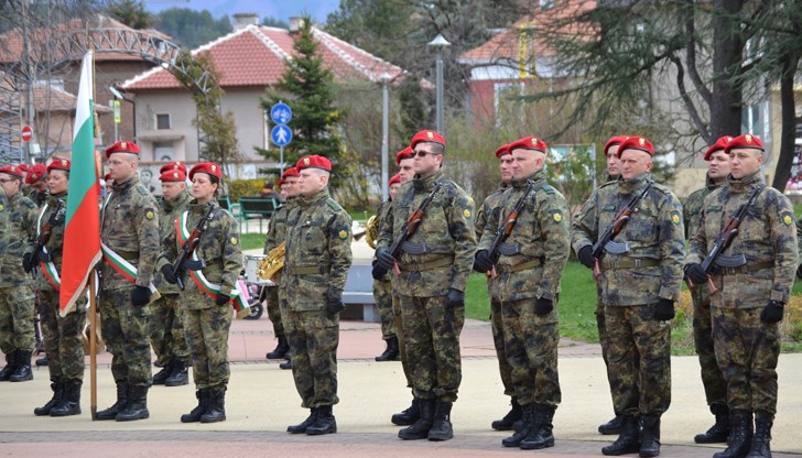 Възнагражденията на военнослужещите ще се повишат средно с 30% Възнагражденията на военнослужещите ще се повишат средно с 30%