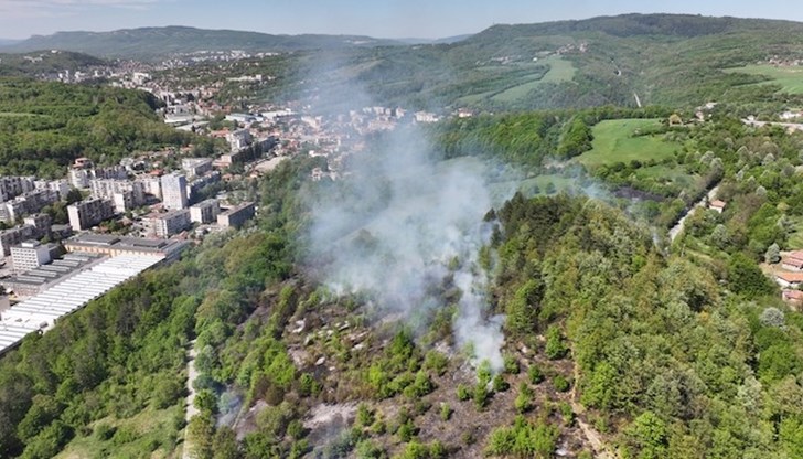 Два противопожарни екипа се борят с пламъците