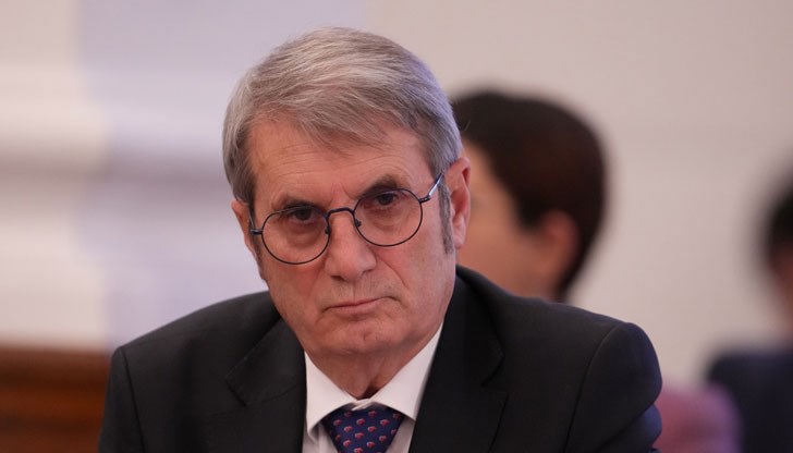Христо Хинков използва последните работни дни на това правителство да внесе ключови промени в закона за лечебните заведения