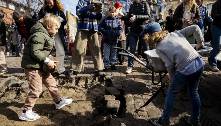 Властите се надяват така да освободят района от престъпните банди, които задушават квартала