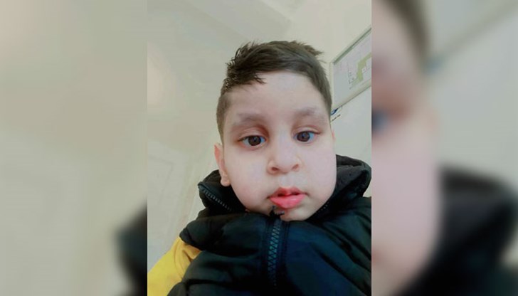 6-годишното момченце трябва да претърпи две операции 6-годишното момченце трябва да претърпи две операции