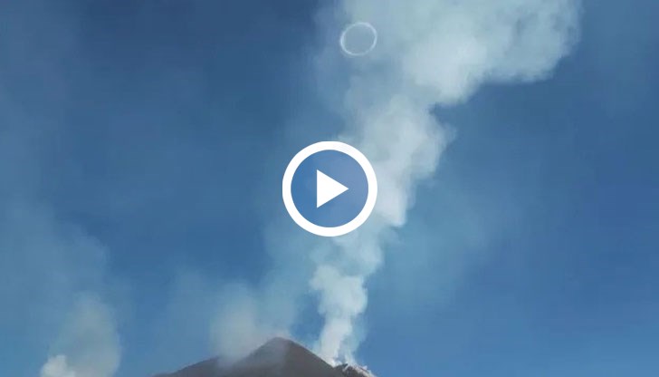 Вулканът изпусна почти съвършени кръгове от газ