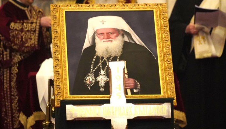 Траурната служба се водеше от Врачанския митрополит Григорий