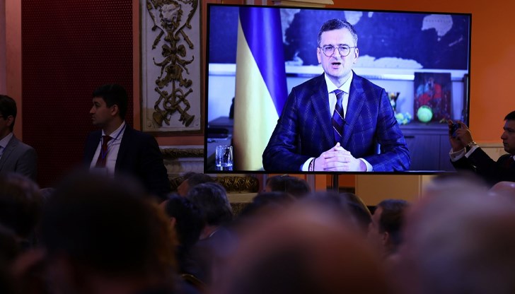 Украинският външен министър отново призова съюзниците за оръжейна помощ