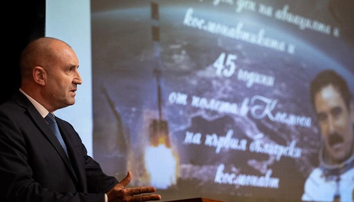 Държавният глава участва в честването на Международния ден на авиацията и космонавтиката