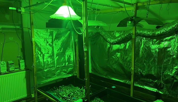 При спецоперацията са иззети над три килограма наркотици, задържани са трима дилъри и техни клиенти