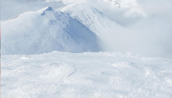 Колата на туристите била затънала в снега