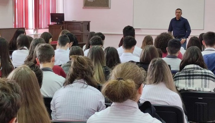 Магистратът говори за структурата на органите на ЕС, приликите и разликите в правомощията на Европейския съд по правата на човека в Страсбург и Съда на ЕС в Люксембург Магистратът говори за структурата на органите на ЕС, приликите и разликите в правомощията на Европейския съд по правата на човека в Страсбург и Съда на ЕС в Люксембург