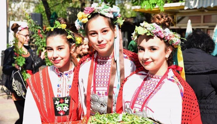 Празникът винаги се отбелязва осем дни преди Великден