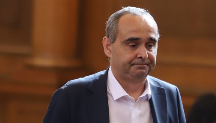 Цялата "игра" с оставките в НЗОК е за 8 милиарда лева в Здравната каса, заяви депутатът