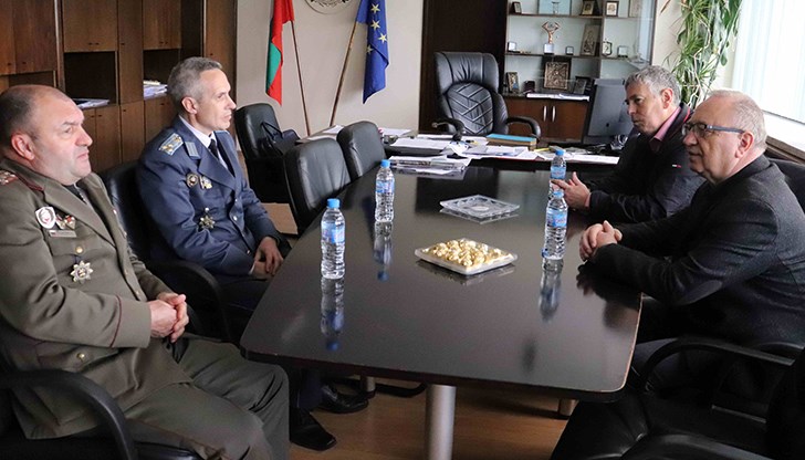 Планира се отново пред ученици от средните училища да се представят възможностите за обучение във военните ни университети Планира се отново пред ученици от средните училища да се представят възможностите за обучение във военните ни университети