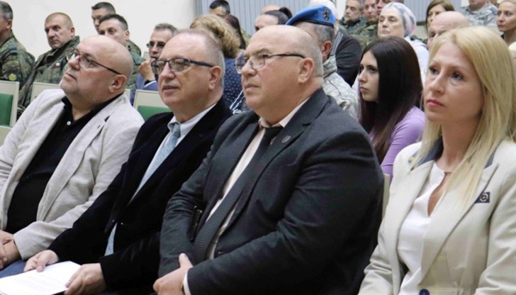 Паметта на петимата военнослужещи беше почетена във Военния клуб