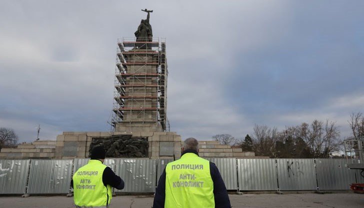 Действията по консервация на постамента са започнали днес Действията по консервация на постамента са започнали днес