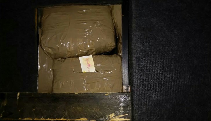 Наркотиците, укрити в специално изграден в полуремарке тайник, са близо 6 килограма