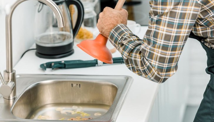 Чешмяната вода не е стерилна, което означава, че в нея може да има микроби, предупреждават специалистите