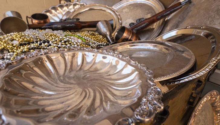 И до днес от ръка на ръка се разпространяват изпокъсани карти за това съкровище И до днес от ръка на ръка се разпространяват изпокъсани карти за това съкровище