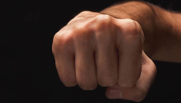 Младежът е със счупен нос