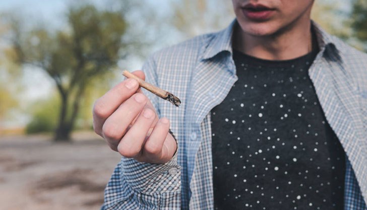 Полицейски служители са хванали 37-годишен мъж, докато пуши марихуана Полицейски служители са хванали 37-годишен мъж, докато пуши марихуана