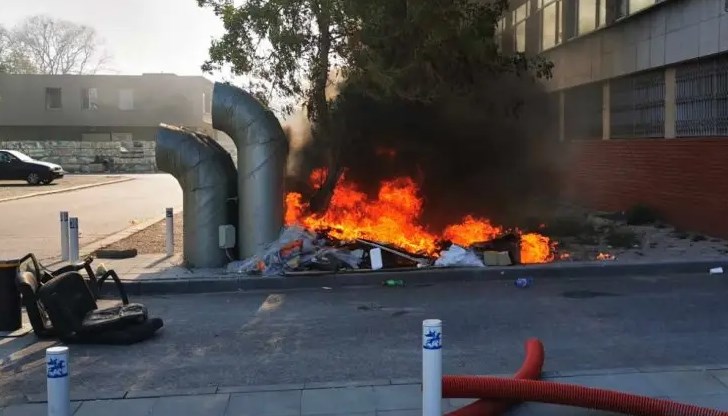 Горене на отпадъци предизвика пожар в двора на Университетската болница “Св. Георги”