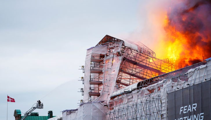 Десетки огнеборци и пожарни коли гасят пламъците