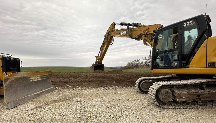 4 месеца след символичната първа копка, реалното строителство на магистралата започна