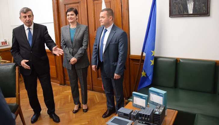 С дарението Русенският университет има ангажимента да подмени компютрите в лабораторията с по-мощни