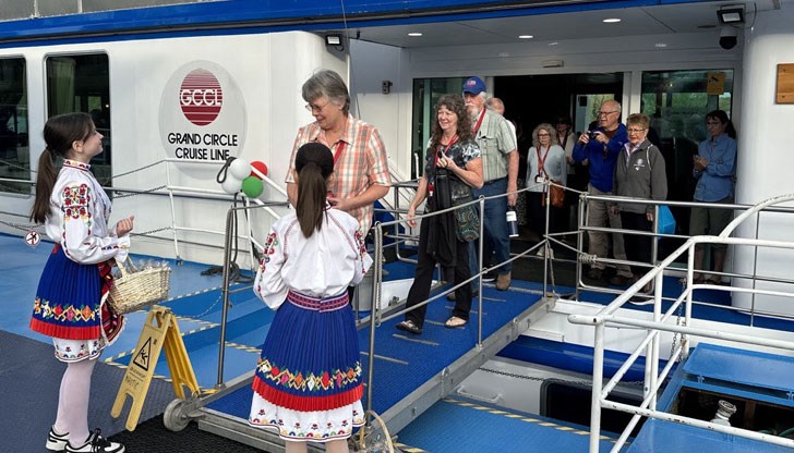 Момичета в народни носии посрещнаха гостите с питка и мед