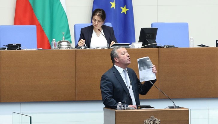 Драгомир Стойнев скъса пътната карта на трибуната, с което предизвика възторжени аплодисменти от партийния си лидер Корнелия Нинова