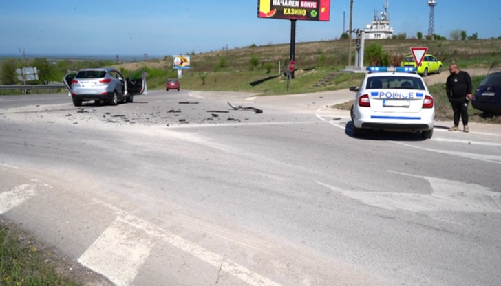 Шофьорка отне предимство, джипът ѝ е със смачкана предница