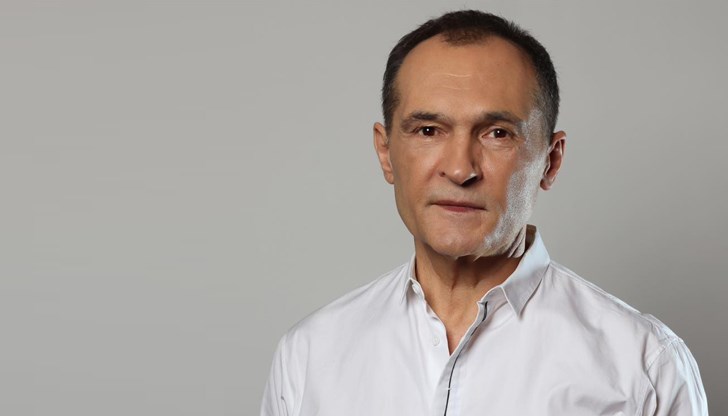 На съд са предадени десет лица. Васил Божков като организатор и ръководител на групата, а останалите девет - като участници в нея