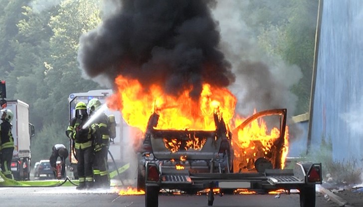Фолксвагенът се е запалил и е изгорял напълно, пътниците не са пострадали