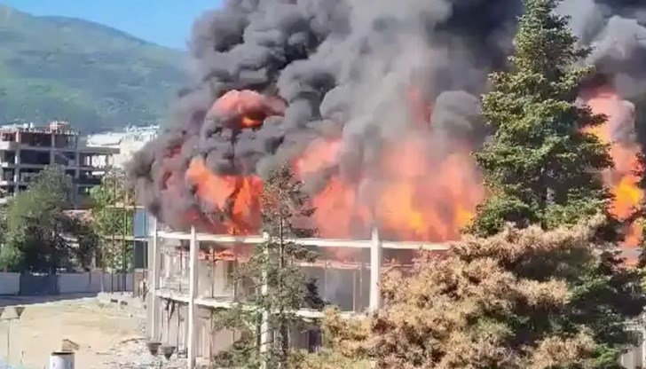 Универсалната зала в Скопие, която е копие на сградата на изгорелия през 1983 година софийски цирк, е изградена през 1965 г. като дарение от България Универсалната зала в Скопие, която е копие на сградата на изгорелия през 1983 година софийски цирк, е изградена през 1965 г. като дарение от България