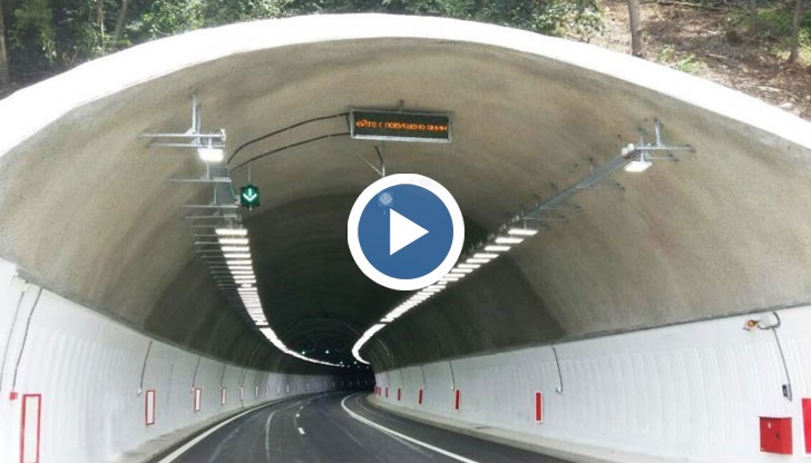 В съоръжението се е образувала голяма опашка