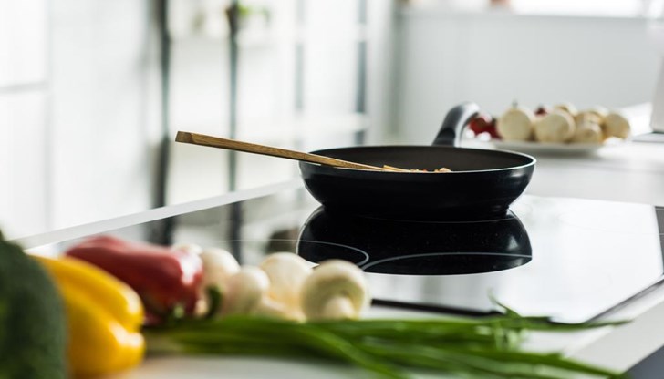 Помислете за използване на съдове за готвене, изработени от стъкло, неръждаема стомана, керамика или чугун без покритие Помислете за използване на съдове за готвене, изработени от стъкло, неръждаема стомана, керамика или чугун без покритие