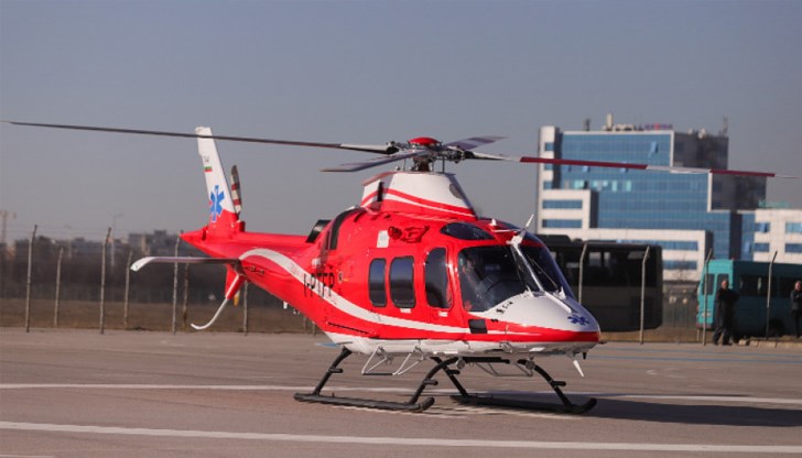 В момента се обучават пилотите и медицинския персонал на въздушните линейки