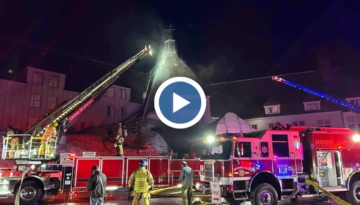 Десетки огнеборци и няколко пожарни автомобила в продължение на часове гасиха пламъците