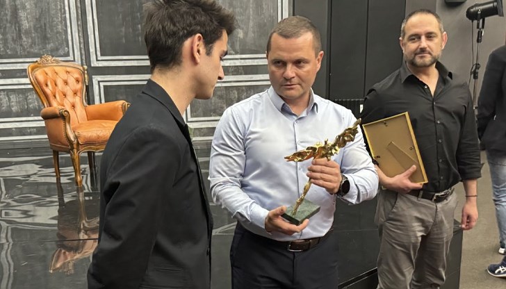 Кметът на Русе отличи актьора  и екипа на ДТ “Сава Огнянов” за спечеления през месец март „Икар“