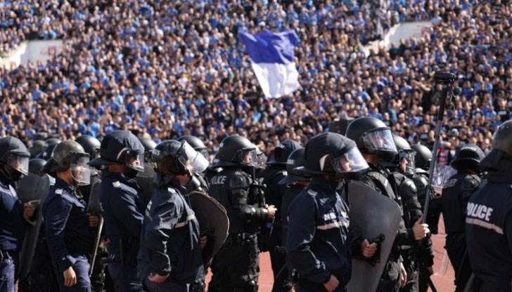 Двама униформени са с изгаряния след срещата между „Левски“ и “ЦСКА“