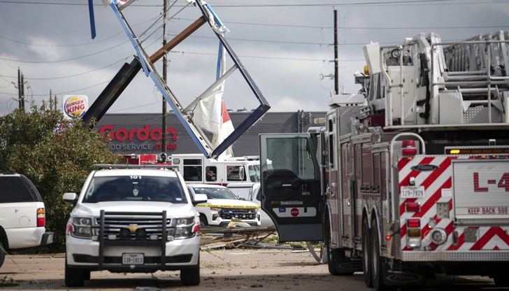 Нанесени са сериозни материални щети, без ток остават около 100 000 души