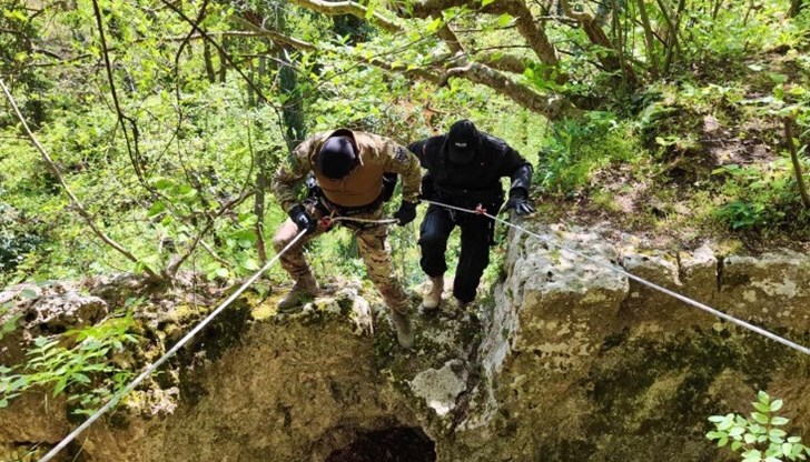 Спецполицаи оказват помощ на 47-годишната шуменка, изпаднала в безпомощно състояние