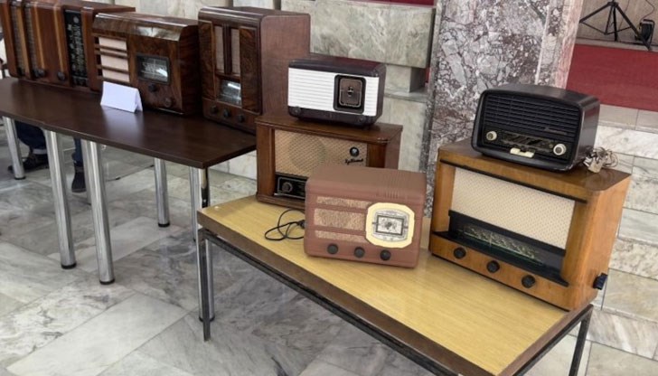 Сред експонатите има и свързочна техника, произвеждана в България преди 1955 година