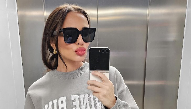 Моделката показа бижуто с дискретна снимка