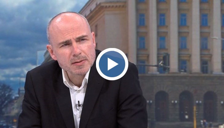 Президентът се е превърнал в един гумен печат”, каза политологът