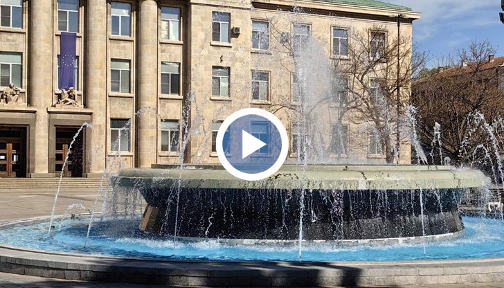 Шадраванът пред Доходното здание все още функционира