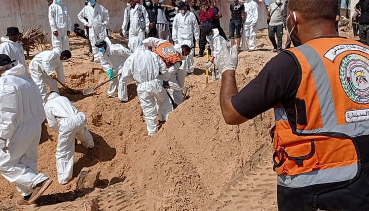 Полковник Ямен Абу Сюлейман твърди, че някои от телата са били намерени с вързани ръце и крака Полковник Ямен Абу Сюлейман твърди, че някои от телата са били намерени с вързани ръце и крака