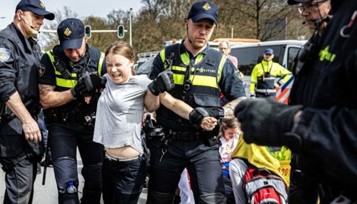 Активистката и група демонстранти блокираха главен път, за да протестират срещу субсидиите за изкопаеми горива Активистката и група демонстранти блокираха главен път, за да протестират срещу субсидиите за изкопаеми горива