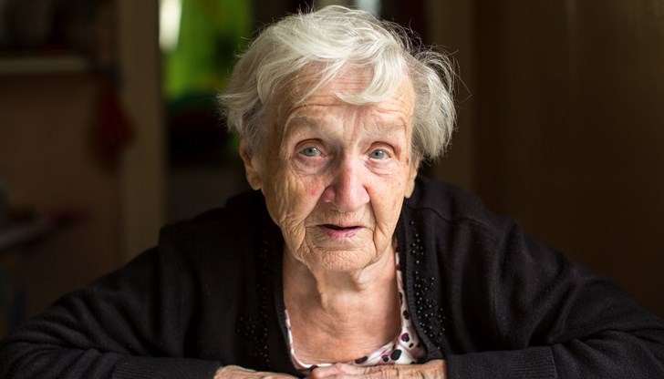 Възрастните хора получават еднократната сума от 100 лева Възрастните хора получават еднократната сума от 100 лева